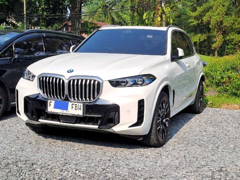 BMW X7 (2022) spotted in Bogor, Indonesia