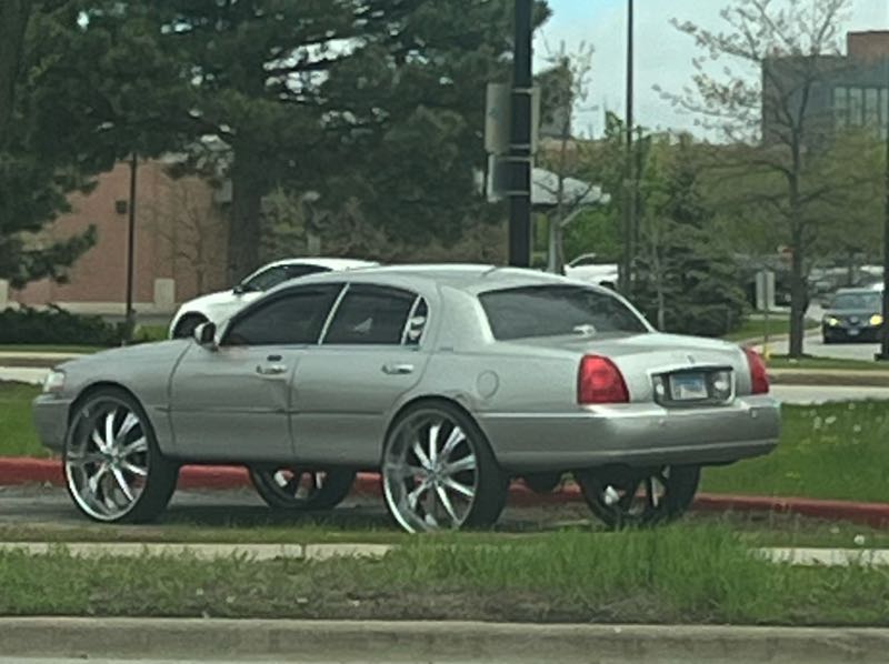 Lincoln Town Car spotted in Ewirgol
