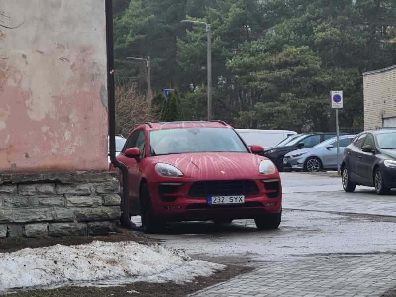 Porsche Macan (2019) spotted in Tallinn, Estonia