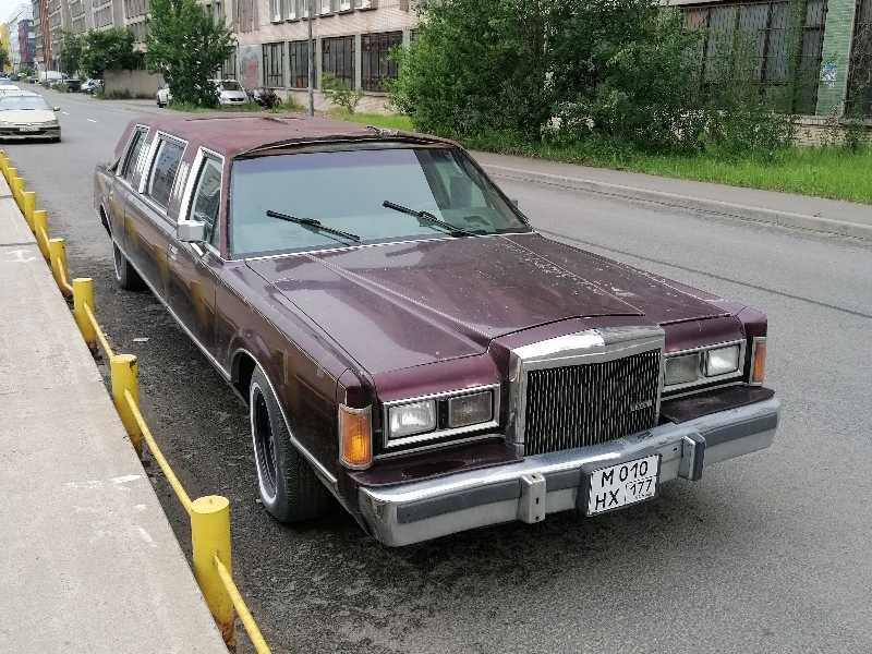 Lincoln Town Car Limousine spotted in Saint Petersburg