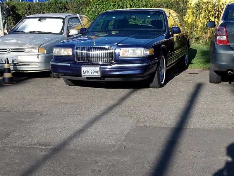 Lincoln Town Car spotted in Curitiba