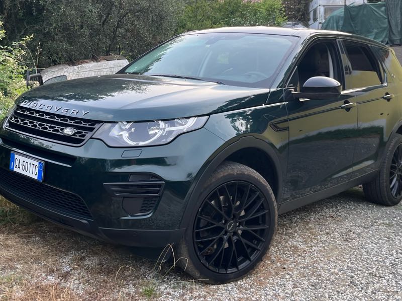 Land Rover Discovery Sport spotted in La Spezia