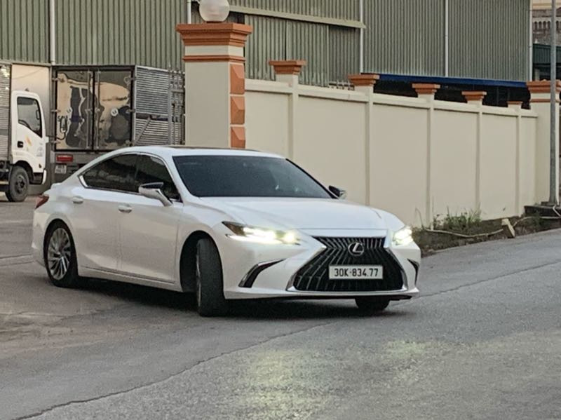 Lexus ES spotted in Hanoi