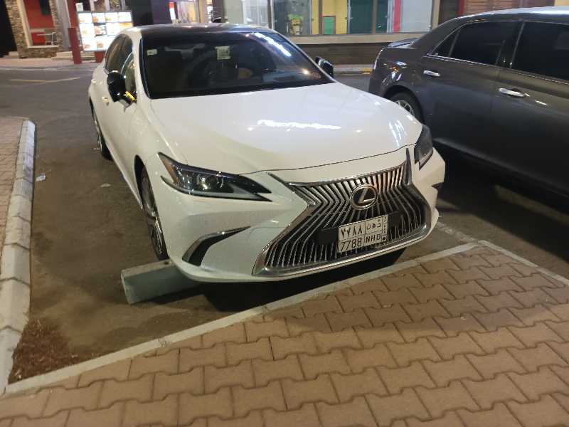 Lexus ES spotted in Yanbu