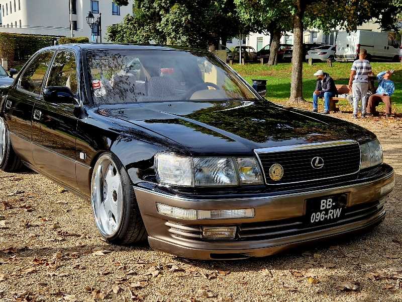 Lexus LS 400 spotted in Montereau-Fault-Yonne
