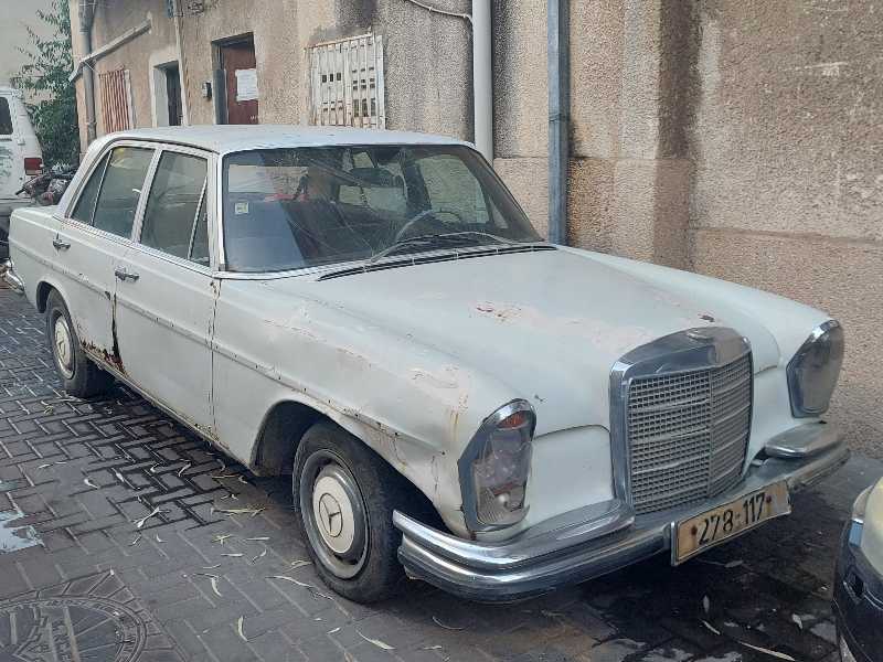 Mercedes-Benz W114 spotted in Tel Aviv