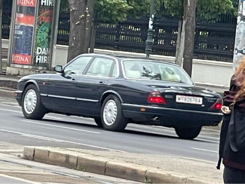 Jaguar XJ8 spotted in Vienna