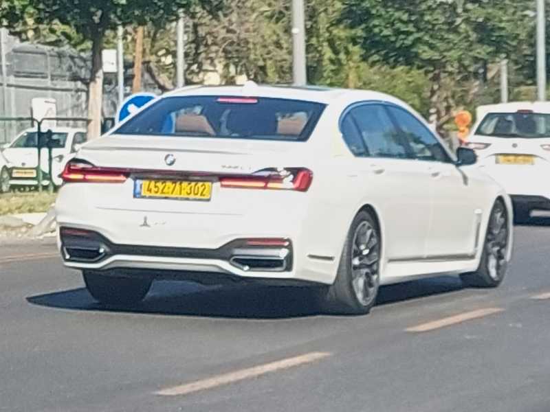BMW 7 Series (2022) spotted in Tel Aviv, Israel