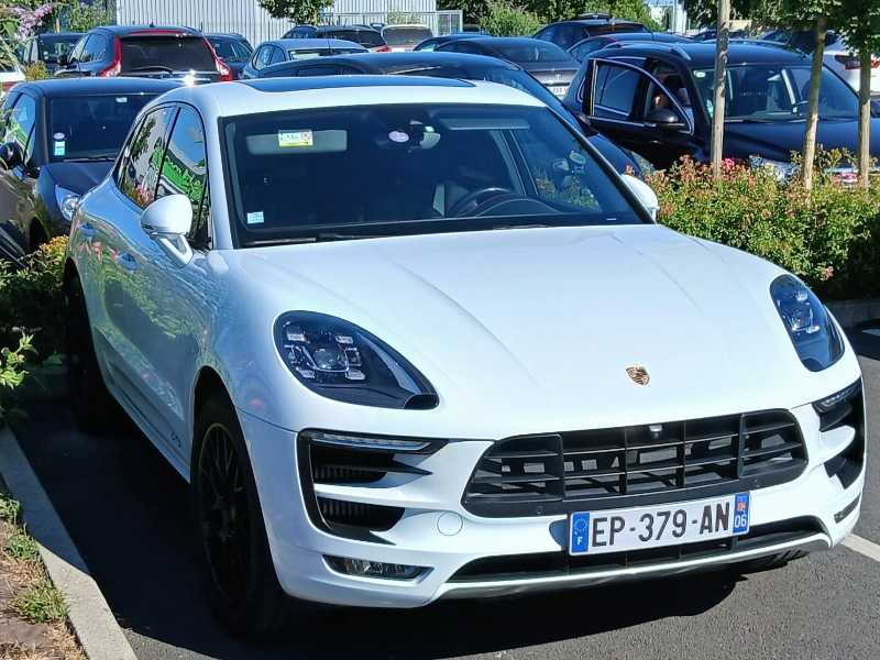 Porsche Macan spotted in Sarcelles