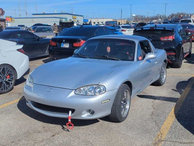Mazda MX-5 Miata (2001) spotted in Evansville, United States