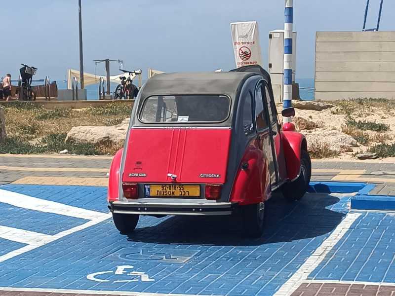 Citroën 2CV spotted in Ashdod
