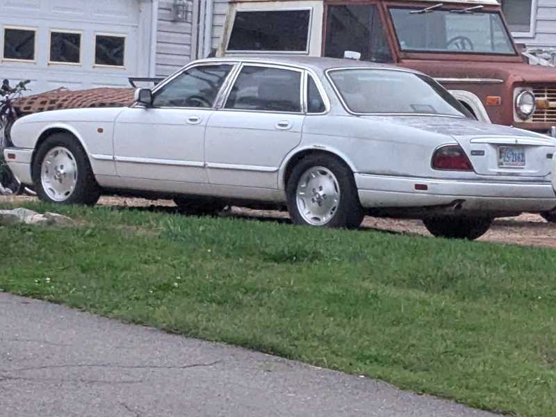 Jaguar XJ8 spotted in Richmond