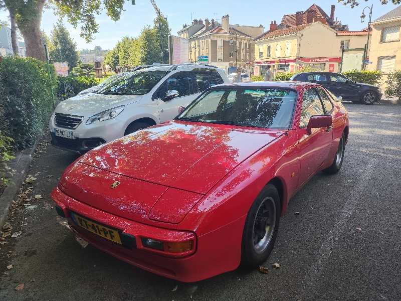 Porsche 944 spotted in Reims