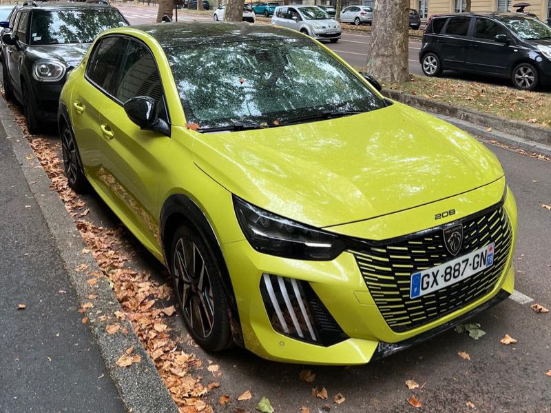 Peugeot 208 spotted in Versailles