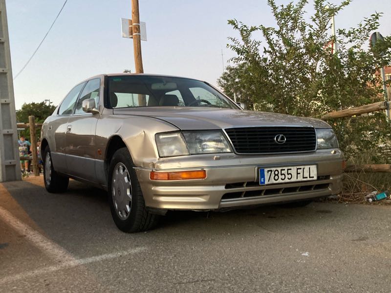 Lexus LS 400 spotted in Zaragoza