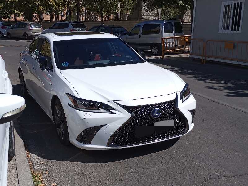 Lexus ES 350 spotted in Madrid