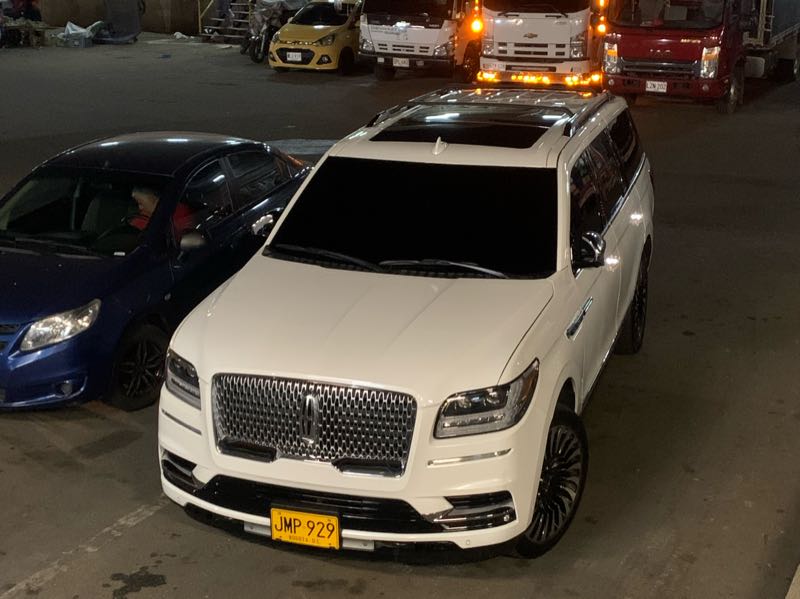 Lincoln Navigator spotted in Medellín