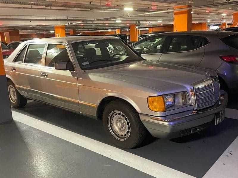 Mercedes-Benz W126 spotted in Paris