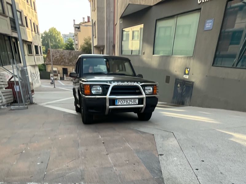 Land Rover Discovery spotted in Calvi