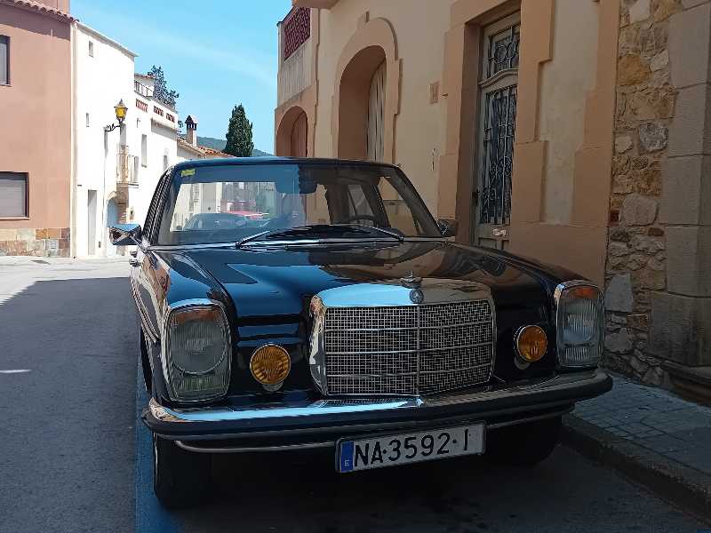 Mercedes-Benz W114 spotted in Helechosa
