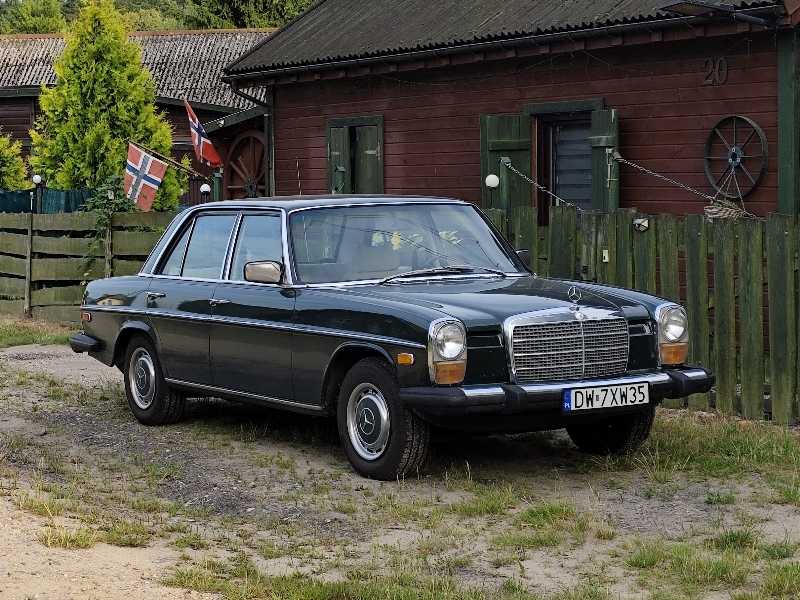 Mercedes-Benz W115 spotted in Warsaw