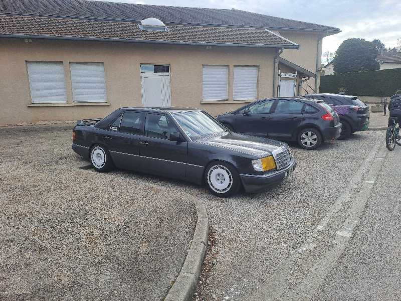 Mercedes-Benz W124 E-Class spotted in Ambérieu-en-Bugey