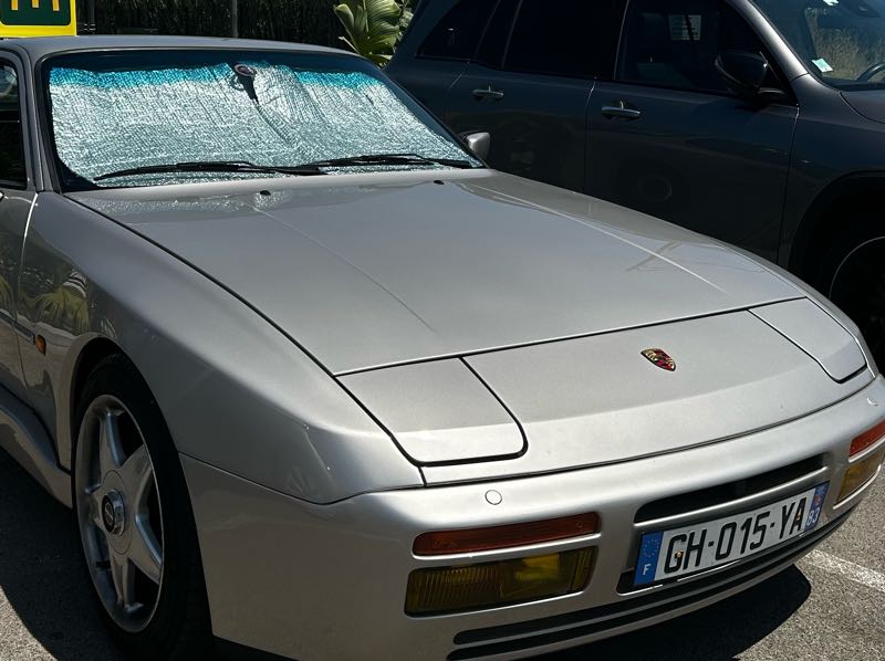 Porsche 944 spotted in Hyères