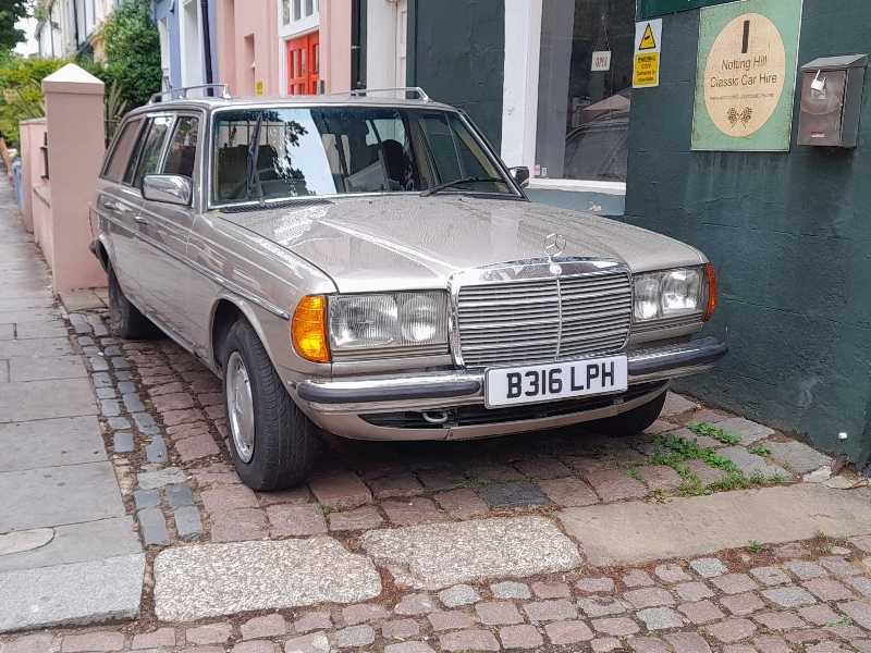 Mercedes-Benz W123 spotted in London