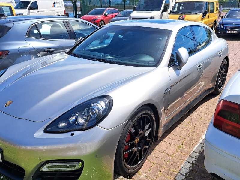 Porsche Panamera spotted in Leache