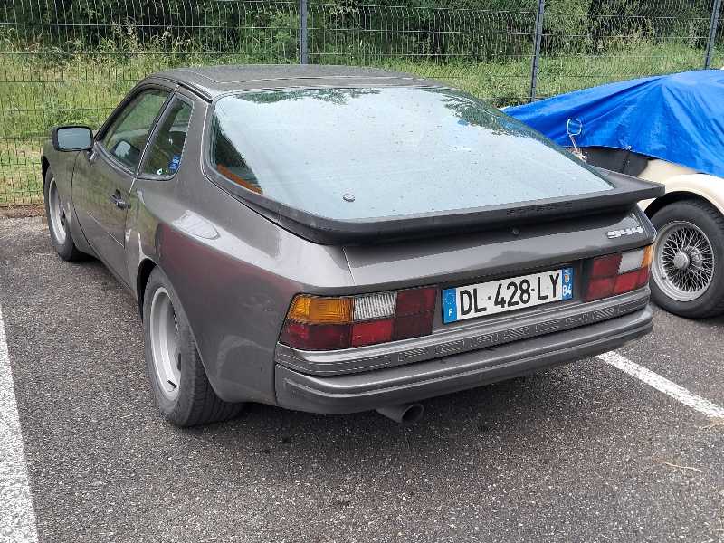 Porsche 944 spotted in Cahors