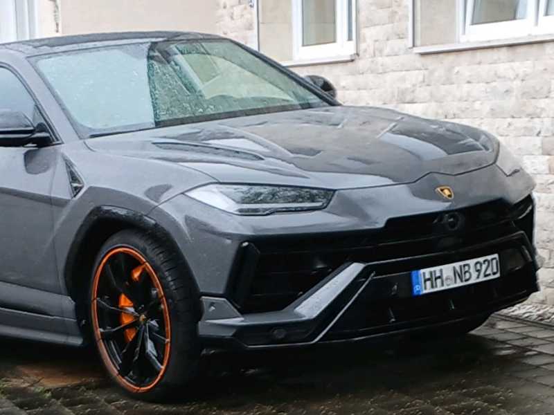 Lamborghini Urus (2023) spotted in Hamburg, Germany