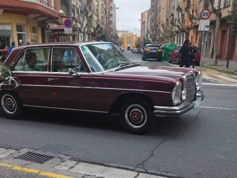 Mercedes-Benz W115 spotted in Logroño