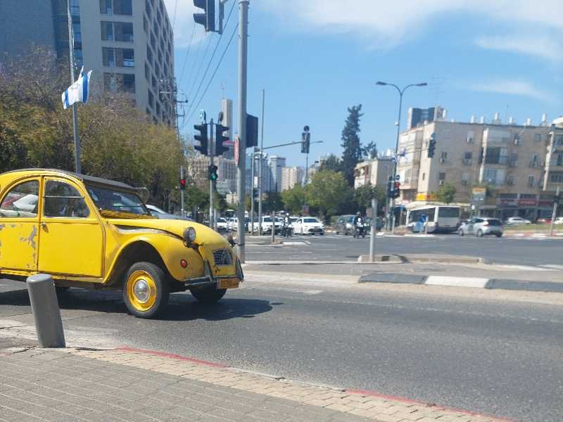 Citroën 2CV (1980) spotted in Tel Aviv, Israel