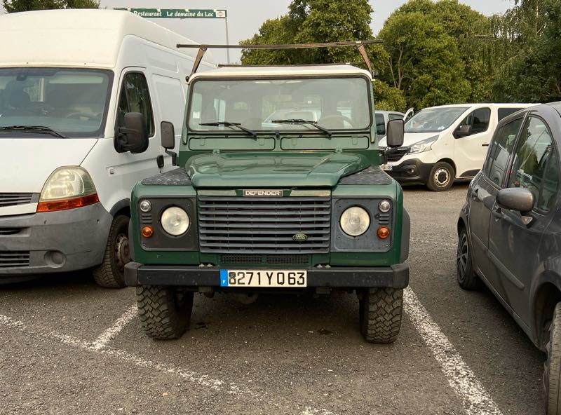 Land Rover Defender (1990) spotted in Clermont-Ferrand, France
