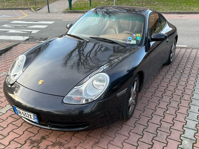 Porsche 911 Carrera 4 spotted in Milan