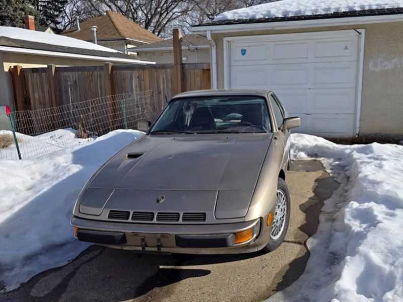 Porsche 924 spotted in Edmonton