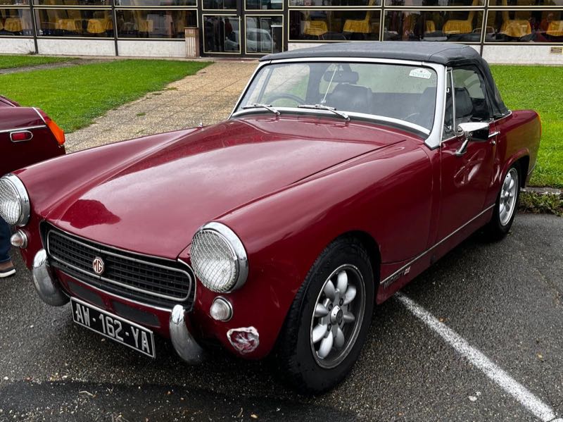 MG Midget spotted in Saint-Quentin-en-Yvelines