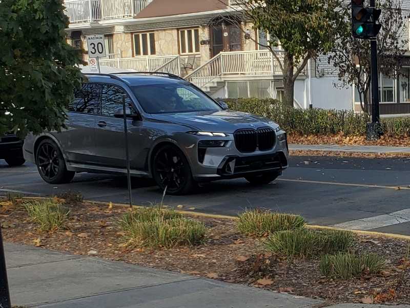 BMW X7 (2022) spotted in Montréal, Canada