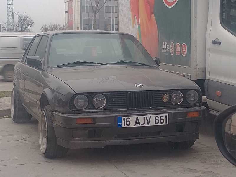 BMW 3 Series E30 spotted in Bursa