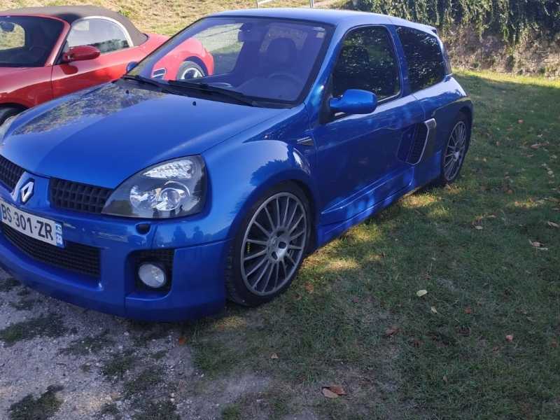 Renault Clio V6 spotted in Blaye