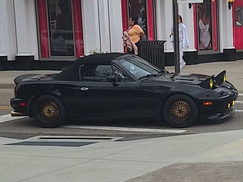Mazda MX-5 Miata (1992) spotted in Cincinnati, United States