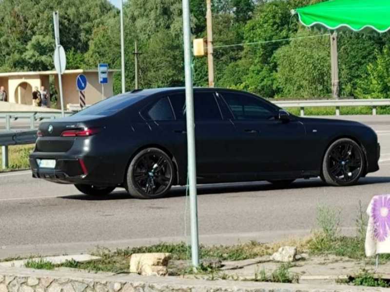 BMW 7 Series spotted in Kyiv