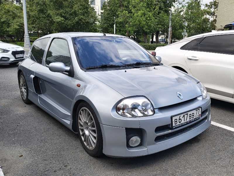Renault Clio V6 spotted in Moscow