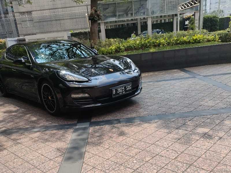 Porsche Panamera spotted in Jakarta