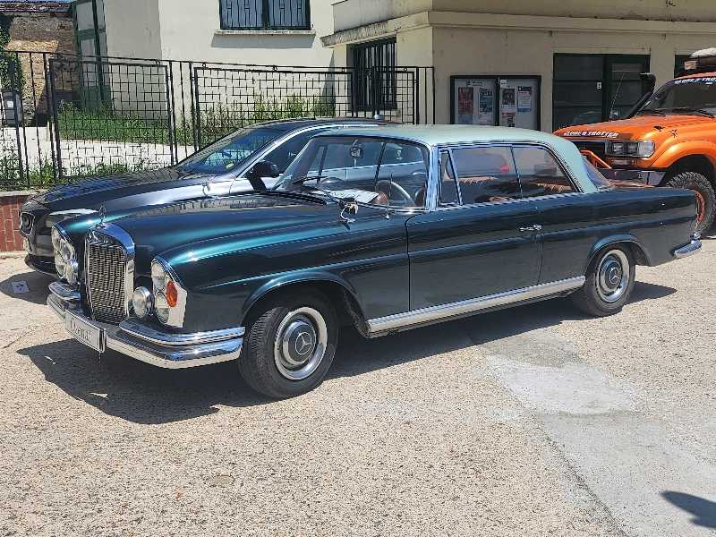 Mercedes-Benz 280SE spotted in Fontainebleau