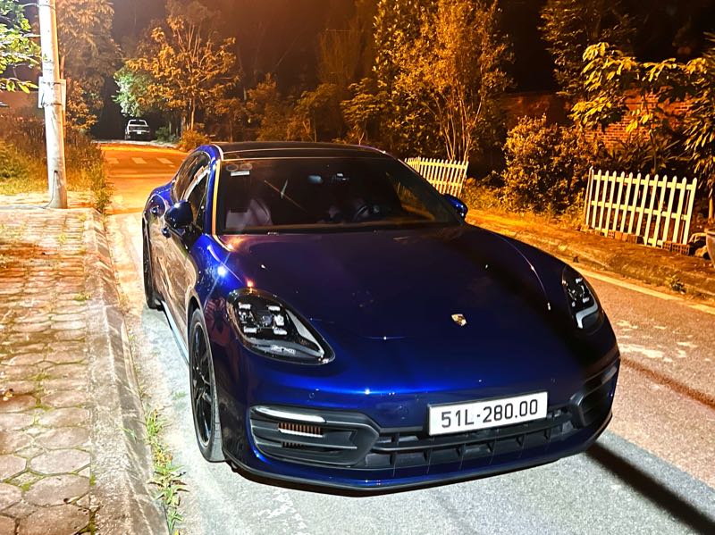 Porsche Panamera spotted in Chí Linh