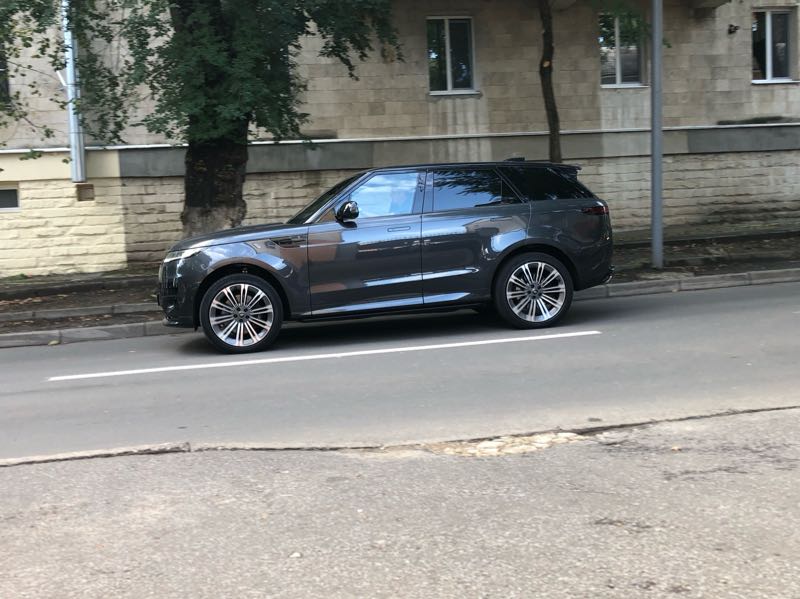 Land Rover Range Rover Sport spotted in Bucovăţ