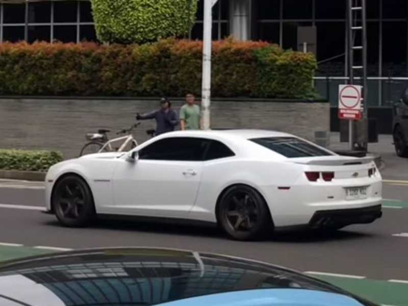 Chevrolet Camaro (2013) spotted in Jakarta, Indonesia