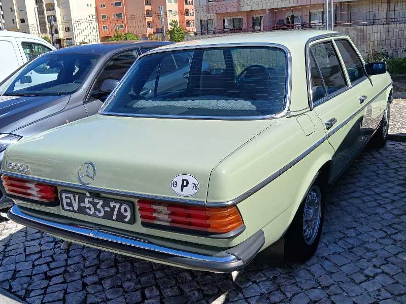 Mercedes-Benz 300D spotted in Lisbon