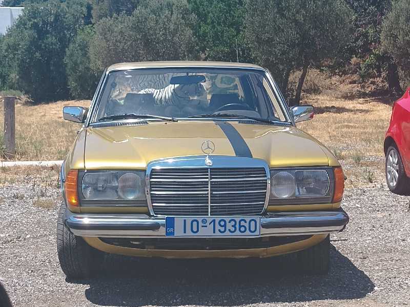 Mercedes-Benz W123 spotted in Agía Marína